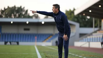 El técnico Aranbarri afronta cuatro salidas de cinco partidos con el Eibar, segundo en Segunda con 9 puntos tras el...
